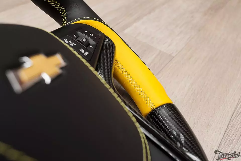 Тюнинг руля Chevrolet Camaro: изменение анатомии руля, вставки из карбона, перетяжка в натуральную кожу.